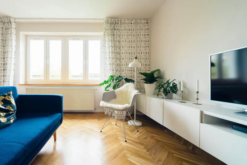 Salón luminoso con una ventana blanca de cuatro hojas